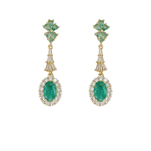 Boucles d'oreilles fleurs dorées avec pierres vertes et zircons cubiques brillants