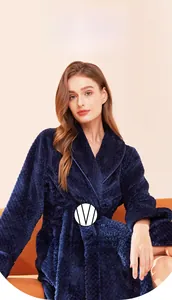 Dettaglio dell'accappatoio hotel blu navy con collo a scialle e tessuto in flanella