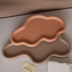 Macrodetail van onregelmatige wolkentrays met matte afwerking in terracotta en grijs