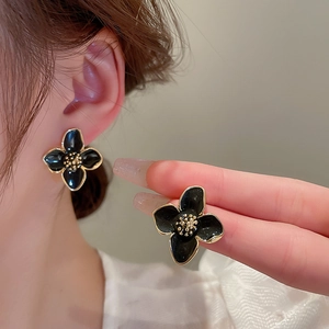 Elegante vergoldete schwarze Blumen-Ohrstecker für Damen mit Vintage-Kleeblatt-Design