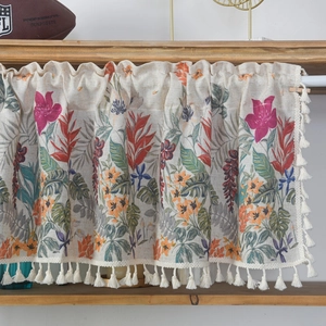 Rideau de café fleuri en lin et coton avec franges à glands suspendu à une tringle