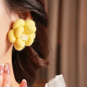 Boucles d'oreilles fleurs en feutre de laine jaune fait main au style frais et élégant