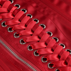 Gros plan du corset en satin rouge avec détails de rubans lacés et œillets en métal