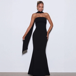 Détail d'une robe sirène noire bustier ajustée avec un accessoire de foulard assorti