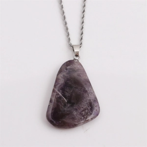 Collier avec pendentif dent de loup facettée en pierre violette et chaîne torsadée argent