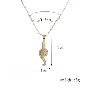 Détail montrant les dimensions du collier serpent doré avec zircons pesant 5g