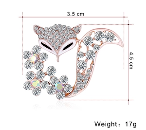Détail de la broche renard avec strass et fleurs, mesurant 3,5 cm par 4,5 cm