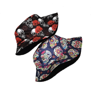 Details eines Wendebuthutes mit Totenkopf und Blumenmustern für Halloween