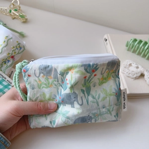 Mini pochette en tissu avec imprimé éléphants et plantes tropicales et fermeture éclair