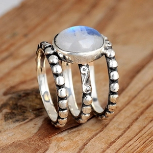 Vue macro d'une bague vintage en argent à trois couches avec pierre de lune ovale