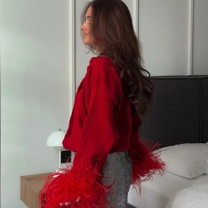 Eleganter roter Strickcardigan mit Federbesatz an den Ärmeln für festliche Partys