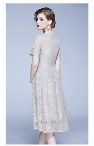 Détail de la dentelle ajourée élégante sur le dos de cette robe ajustée chic