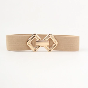 Détail de la ceinture élastique camel avec boucle métallique géométrique dorée pour robe