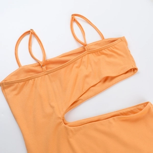 Detailaufnahme des orangefarbenen Kleides mit Cut-Outs, feinen Nähten und Stricktextur