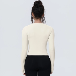 Haut de yoga crème à manches longues avec coupe ajustée et dos respirant en tissu stretch