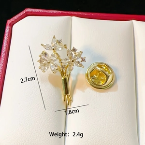 Golden flower brooch with clear gemstones, measuring 2.7cm by 1.8cm, weighing 2.4g