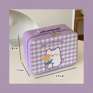 Détail de la trousse de maquillage violette à carreaux avec ours et dimensions 24x11x18cm
