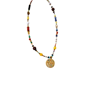 Collier de perles vintage avec pendentif lune dorée et breloques en cristal coloré