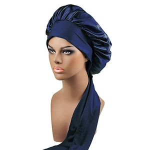 Dettaglio della cuffia da notte in raso blu navy con lunghi nastri su testa di manichino