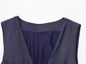 Détail du col en V avec surpiqûres et tissu en mélange de lin bleu marine doublé
