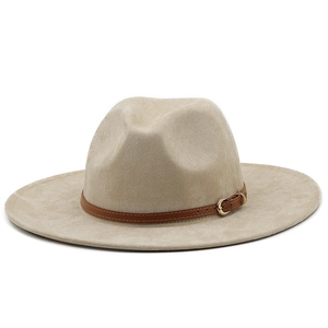Chapeau fedora en daim beige avec bande en cuir marron et boucle en métal doré