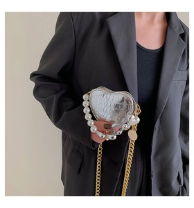 Mini sac coeur argenté avec motif crocodile, poignée perle et chaîne dorée