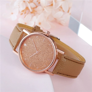 Vista dettagliata della lunetta in oro rosa e dell'elegante cinturino in pelle beige