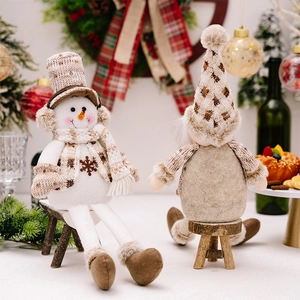 Detailansicht der flauschigen Weihnachts-Schneemann-Figuren mit gemütlicher Strickdekoration