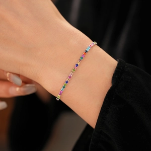 Dettaglio del bracciale tennis arcobaleno con pietre colorate su catena d'argento