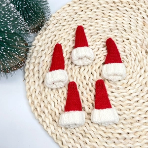 Lot de cinq mini bonnets de Noël tricotés rouges et blancs pour poupées et déco
