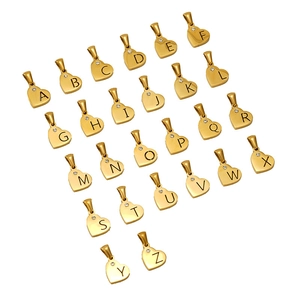 Komplettes Set aus 26 goldenen Herz-Buchstabenanhängern A-Z mit Strasssteinen auf Weiß