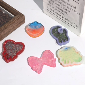 Colgantes de resina con purpurina de colores en formas de corazón, mariposa y nube