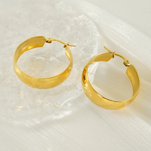 Créoles en or 18 carats polies avec fermoir charnière sur verre et tissu satiné