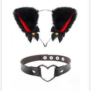 Détail du serre-tête oreilles de chat en peluche avec clochettes et collier cœur en PU