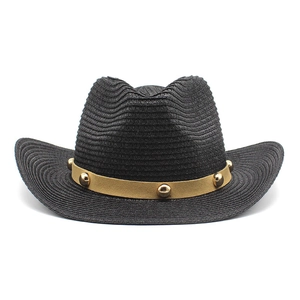 Détail d'un chapeau de cowboy noir en paille avec oreilles de chat et rivets dorés