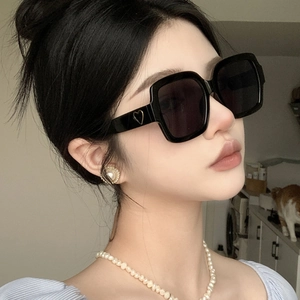 Schicke Oversize Quadratische Sonnenbrille in Schwarz mit goldenem Herz-Detail