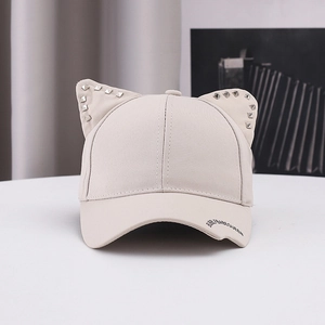 Gorra de béisbol vaquera beige con orejas de gato, remaches y bordado de letras negras