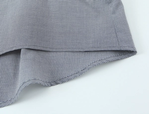 Vue macro du tissu pied-de-poule bleu et blanc avec détails de couture d'ourlet