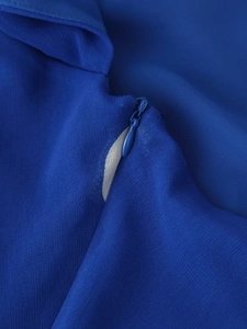 Détail de la robe bleue à pois montrant la fermeture éclair invisible dans le dos