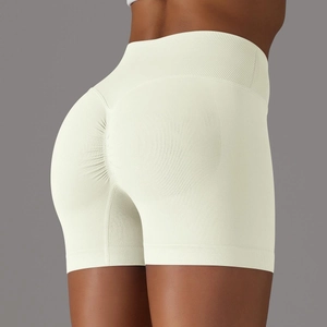 Dettaglio degli shorts da yoga a vita alta con design scrunch butt senza cuciture