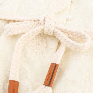 Robe en dentelle avec boutons perles et ceinture tressée aux finitions en cuir