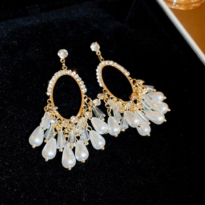 Gros plan détaillé de boucles d'oreilles rétro avec strass et perles en forme de goutte