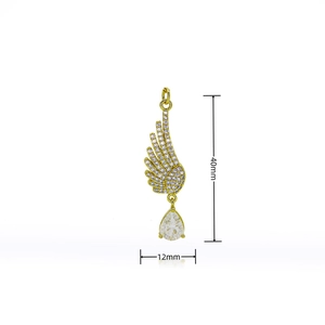 Dettaglio pendente ad ala dorata con gemma a pera, dimensioni 40mm per 12mm di larghezza
