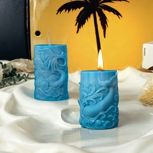 Dettaglio candela blu tema oceano con texture a onde e incisione a coda di sirena
