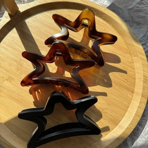 Three-piece set of star-shaped hair claws in tortoiseshell and matte black finishes