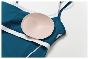 Détail du rembourrage amovible beige avec marquage M sur le haut de yoga bleu canard