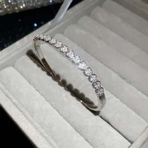 Bracelet jonc cœur flèche plaqué 18k argenté avec pavé de zircons sur plateau de bijoux luxe