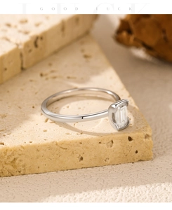 Vue détaillée d'une bague en argent avec moissanite taille émeraude sur pierre
