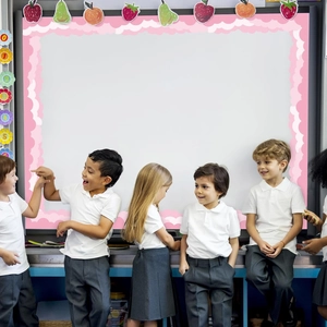 Klassenzimmer-Whiteboard mit rosa Wolken-Wellenrand und fröhlichen Schulkindern geschmückt