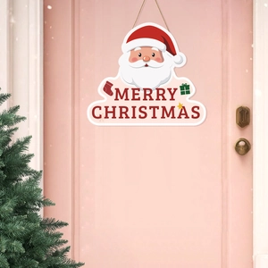 Weihnachtstürschild aus Holz mit Weihnachtsmann-Motiv vor rosa Hintergrund